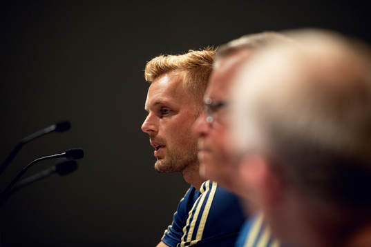 Sveriges Sebastian Larsson och förbundskapten Janne
