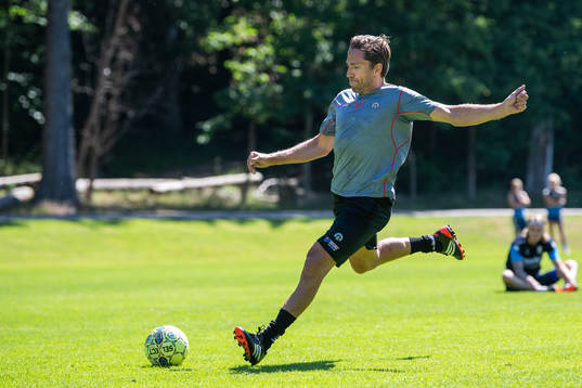 Joel Lundqvist skjuter en straff