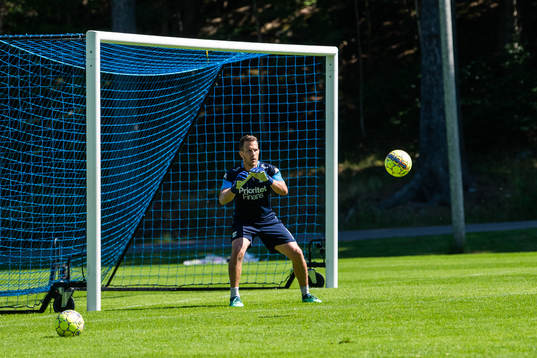 Tobias Hysén står i mål