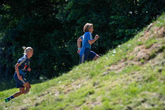Caroline Seger springer i en backe