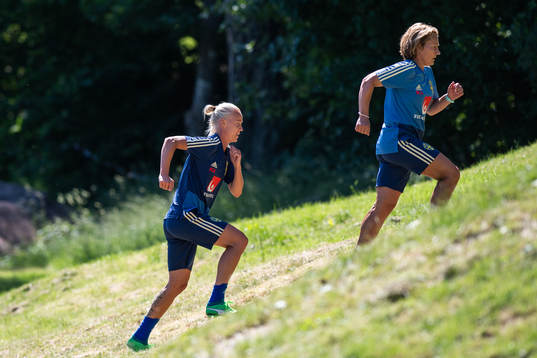 Caroline Seger springer i en backe