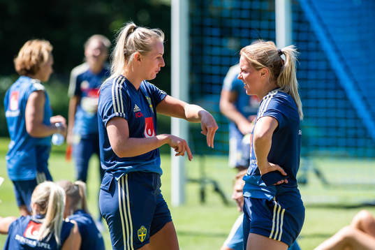 Stina Blackstenius och Mimmi Larsson samtalar