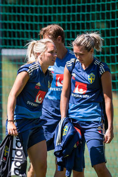 Elin Rubensson och målvakt Jennifer Falk