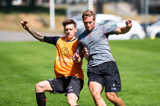 Frölundas målvakt Johan Mattsson och Viktor Ekbom i