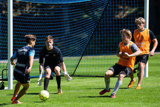 IFK Göteborgs Amir Affane och Frölundas målvakt Johan