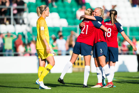 Goalkeeper Ingrid Hjelmseth, Synne Sofie Kinden Jensen and