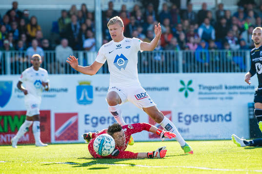 Erling Braut Håland of Molde and Sean Mcdermott of