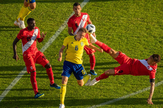 Ludwig Augustinsson of Sweden and Paolo Guerrero of Peru