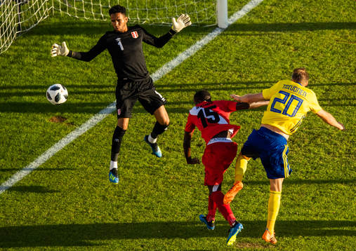 Ola Toivonen of Sweden challenges goalkeeper Pedro Gallese