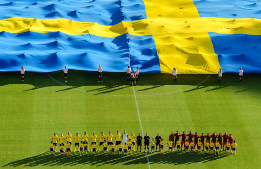 The players of Sweden and Peru at lineup