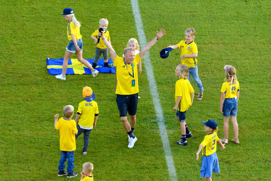Artist Pidde P sings the song "Skicka våra pappor till