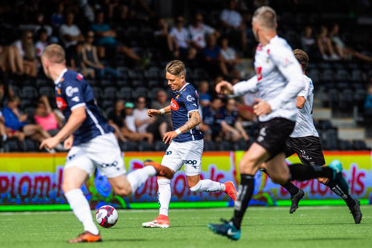 Claes Kronberg of Viking with the ball