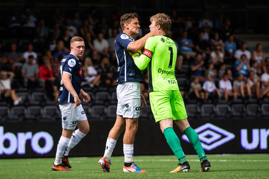 Tommy Høiland of Viking in a situation with Goalkeeper