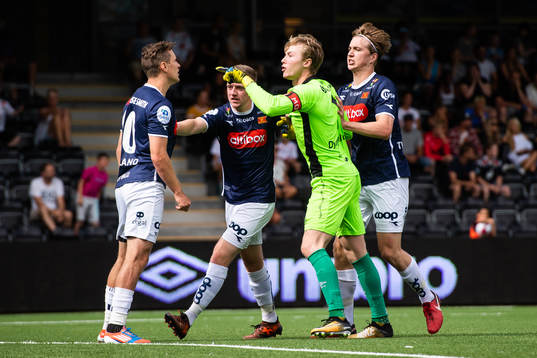 Tommy Høiland of Viking in a situation with Goalkeeper