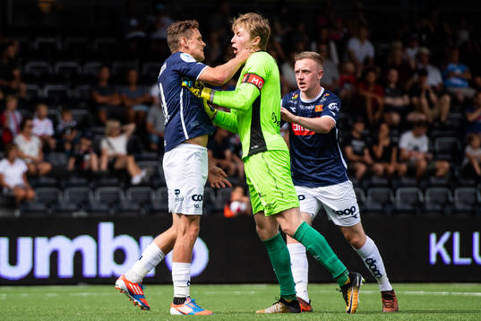 Tommy Høiland of Viking in a situation with Goalkeeper