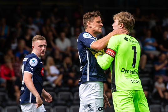 Tommy Høiland of Viking in a situation with Goalkeeper