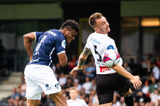 Aniekpeno Udoh of Viking and Victor Grodås of Sogndal