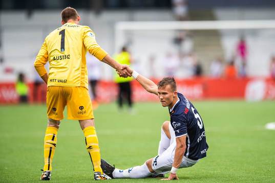 Goalkeeper Iven Austbø and Leo Østigard of Viking looks