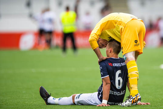 Goalkeeper Iven Austbø and Leo Østigard of Viking looks