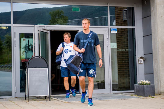Bjarne Berntsen, head coach of Viking, and goalkeeper Iven