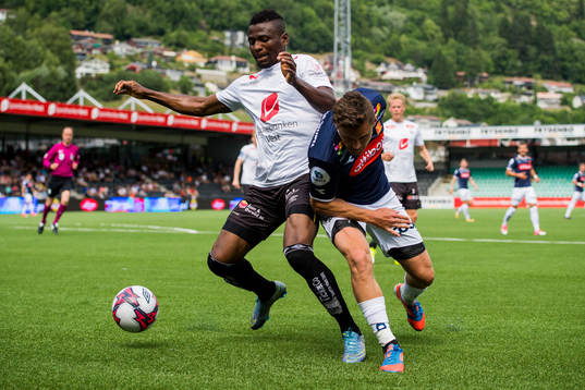 Akeem Latifu of Sogndal and Tommy Høiland of Viking
