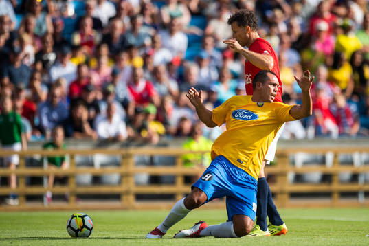 Giovanni of Brazil and Ronny Johnsen of Norway in a