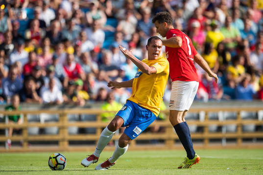 Giovanni of Brazil and Ronny Johnsen of Norway in a