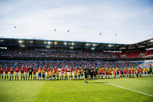 The players line up