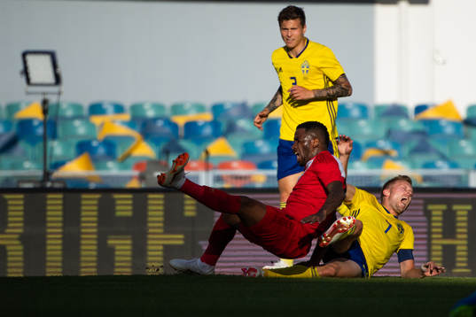 Edison Flores of Peru competes for the ball with Sebastian