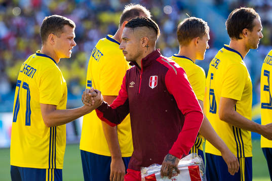 Paolo Guerrero of Peru shakes hands with Viktor Claesson of