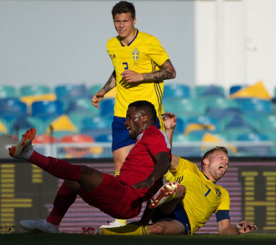 Jefferson Farfan of Peru and Sebastian Larsson of Sweden