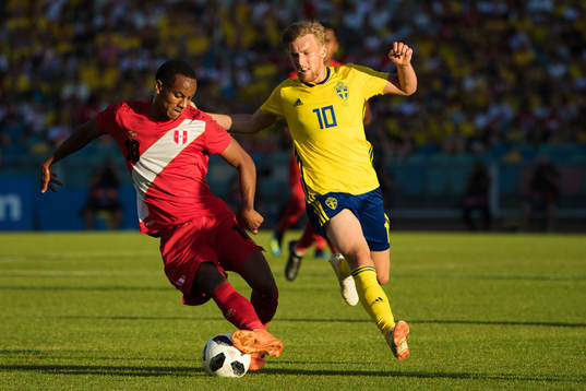 André Carrillo of Peru and Emil Forsberg of Sweden