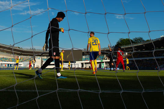 Goalkeeper Pedro Gallese of Peru and Ola Toivonen of Sweden