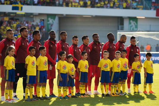 Children in front of the Peruvian team