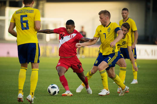 Andy Polo of Peru and Sebastian Larsson of Sweden