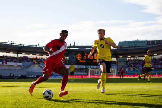André Carrillo of Peru and Emil Forsberg of Sweden
