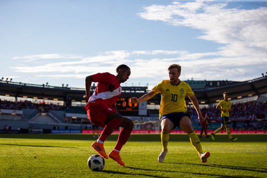 André Carrillo of Peru and Emil Forsberg of Sweden