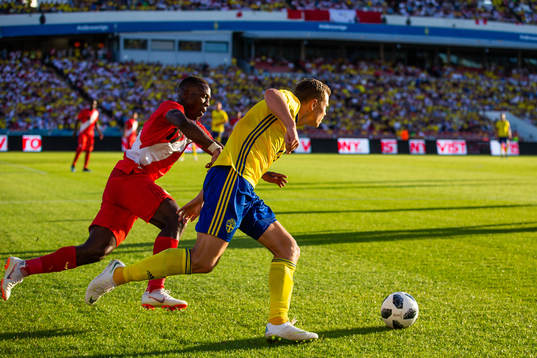 Luis Advincula of Peru and Viktor Claesson of Sweden