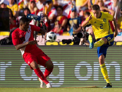 Jefferson Farfan of Peru and Mikael Lustig of Sweden