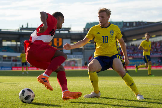 André Carrillo of Peru and Emil Forsberg of Sweden
