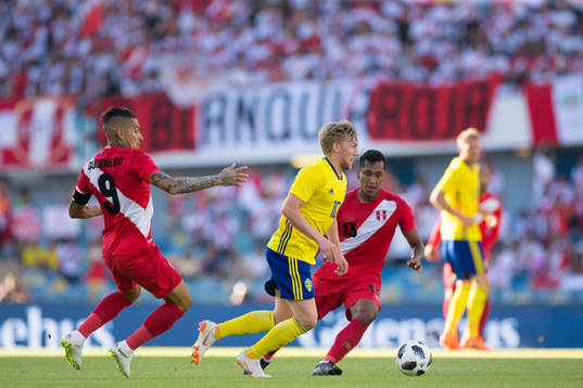 Emil Forsberg of Sweden and Paolo Guerrero of Peru and