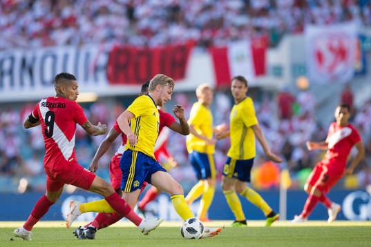 Emil Forsberg of Sweden and Paolo Guerrero of Peru and