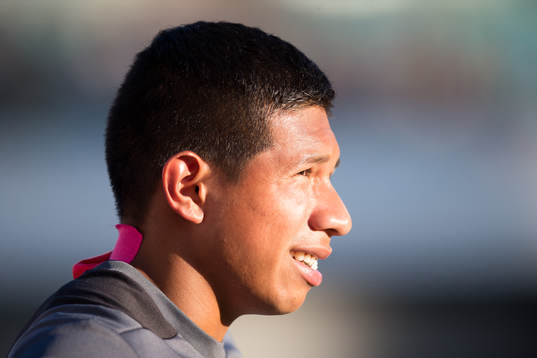 Edison Flores of Peru warms up