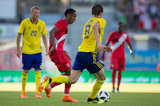 André Carrillo of Peru and Albin Ekdal of Sweden