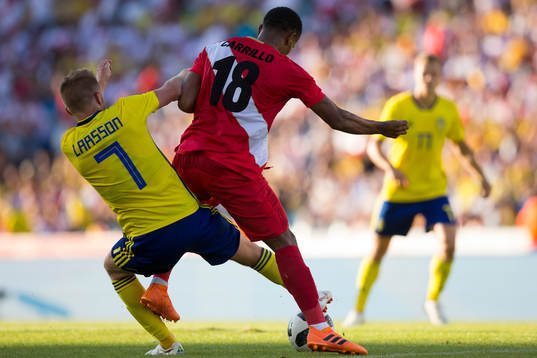 Sebastian Larsson of Sweden and André Carrillo of Peru