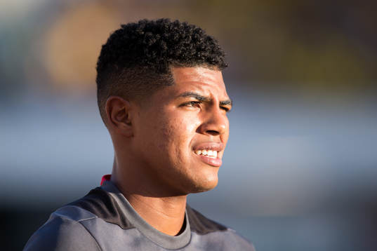 Wilder Cartagena of Peru warms up
