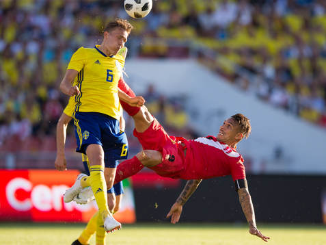 Ludwig Augustinsson of Sweden and Paolo Guerrero of Peru