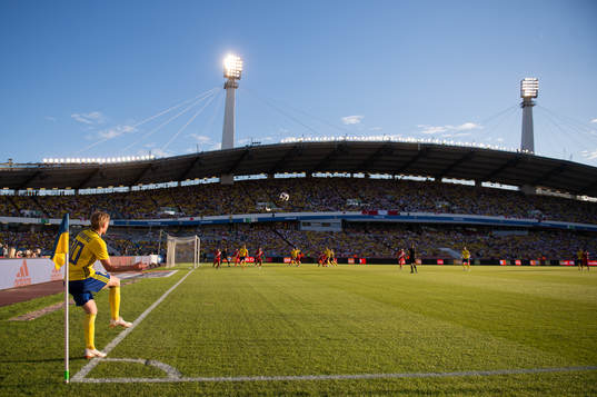 Emil Forsberg of Sweden with a corner