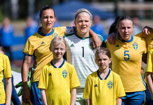 Sveriges Nathalie Björn,  målvakt Emma Holmgren och