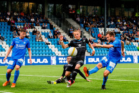 Tapio Heikkilä of Sandnes Ulf and Josh Robson of Notodden